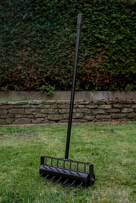 Válec na provzdušnění trávníku